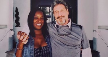 John McAfee e Janice posam para foto à frente do Beacon Hotel