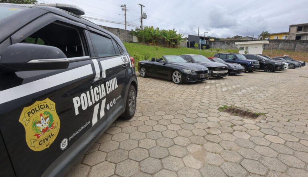 Imagem da matéria: Polícia de SC derruba pirâmide de R$ 900 milhões que prometia lucros de 40% e apreende 15 carros de luxo