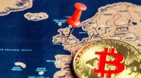 Moeda de Bitcoin sob mapa da Europa- taxinha aponta para Reino Unido -UK