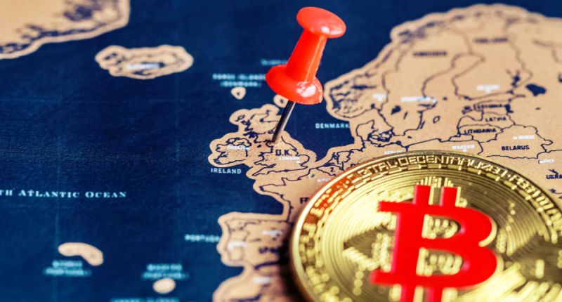 Moeda de Bitcoin sob mapa da Europa- taxinha aponta para Reino Unido -UK