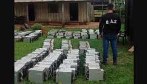 Agente da Polícia nacional do Paraguai observando centenas de máquinas de mineração em gramado