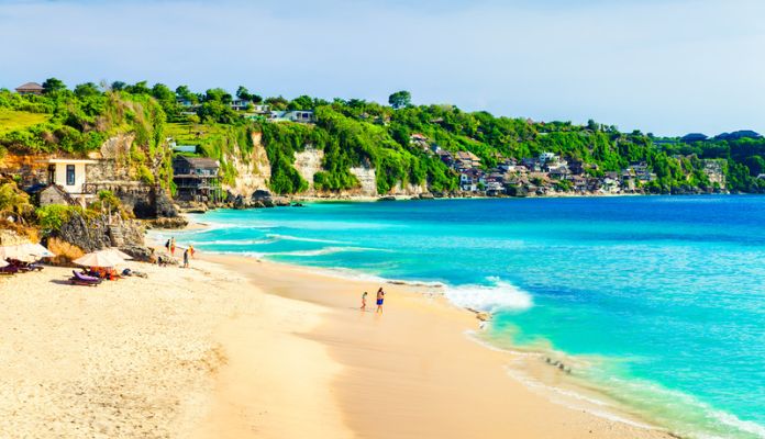 Imagem da matéria: Governo de Bali ameaça punir com multa e deportação turista que pagar com criptomoedas