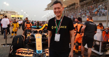 Richard Teng: Executivo Head de Mercados Regionais da Binance; em evento de fórmula 1 com a camiseta da Binance.