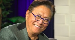 Pai Rico Pai Pobre Robert Kiyosaki posa para foto