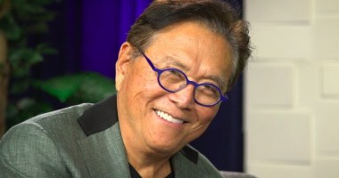 Pai Rico Pai Pobre Robert Kiyosaki posa para foto