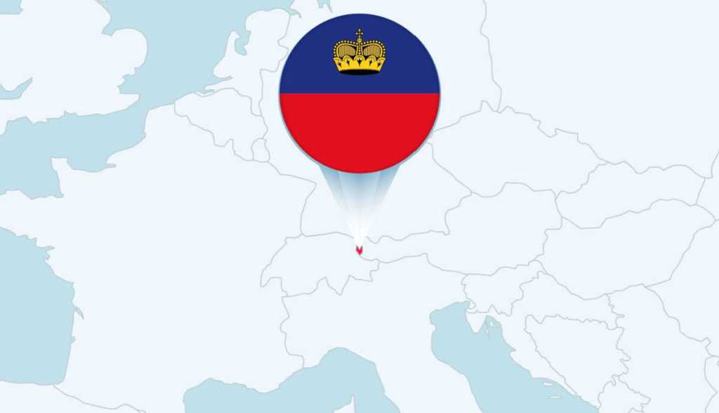 Europa com mapa de Liechtenstein selecionado e ícone de bandeira de Liechtenstein. Mapa vetorial e bandeira.
