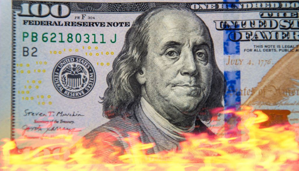 Simulação de nota de dólar pegando fogo