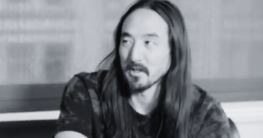 Dj Steve Aoki em preto e branco