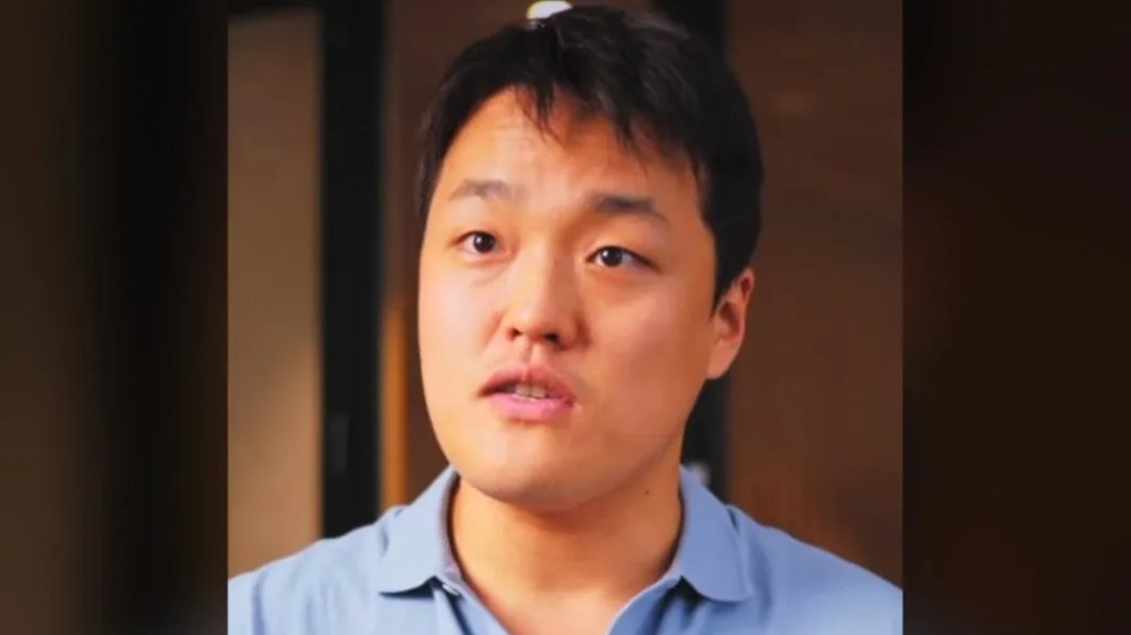 Do Kwon, criador da Terra (LUNA) olhando assustado para a câmera.