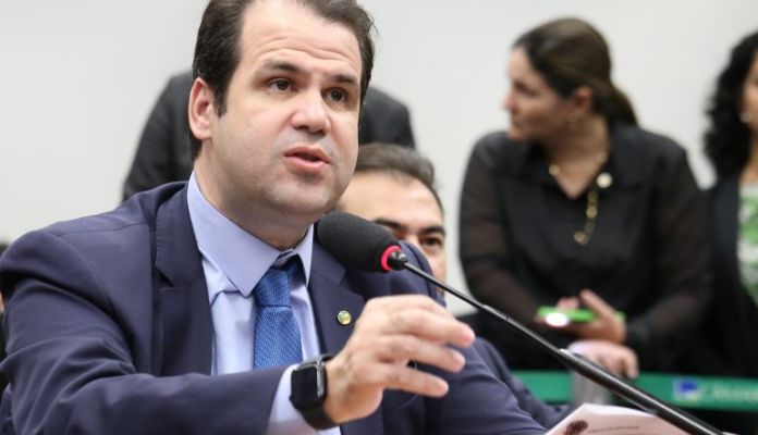 Deputado Aureo Ribeiro de terno e gravata em sessão na Câmara dos Deputados