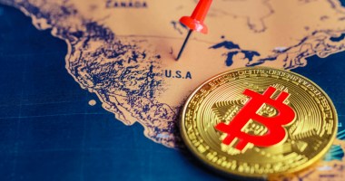 Moeda de Bitcoin sobre mapa que aponta para os EUA