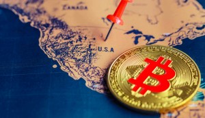 Moeda de Bitcoin sobre mapa que aponta para os EUA