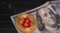 Moeda de Bitcoin sobre nota de dólar