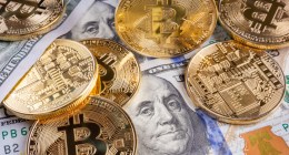 mescla de dólares e moedas de bitcoin sobre a mesa