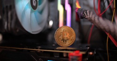 moeda de bitcoin no interior de uma GPU