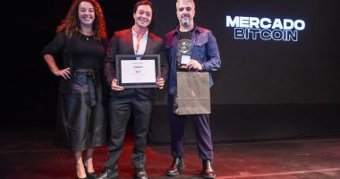 Imagem da matéria: Mercado Bitcoin é vencedor do prêmio Innovative Workplaces 2023, do MIT Technology Review Brasil