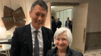 Richard Teng, executivo da Binance, ao lado de Janet Yellen, secretária dos EUA