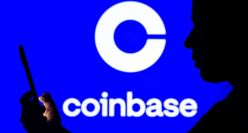 silhueta de homem com celular e logo da coinbase no fundo