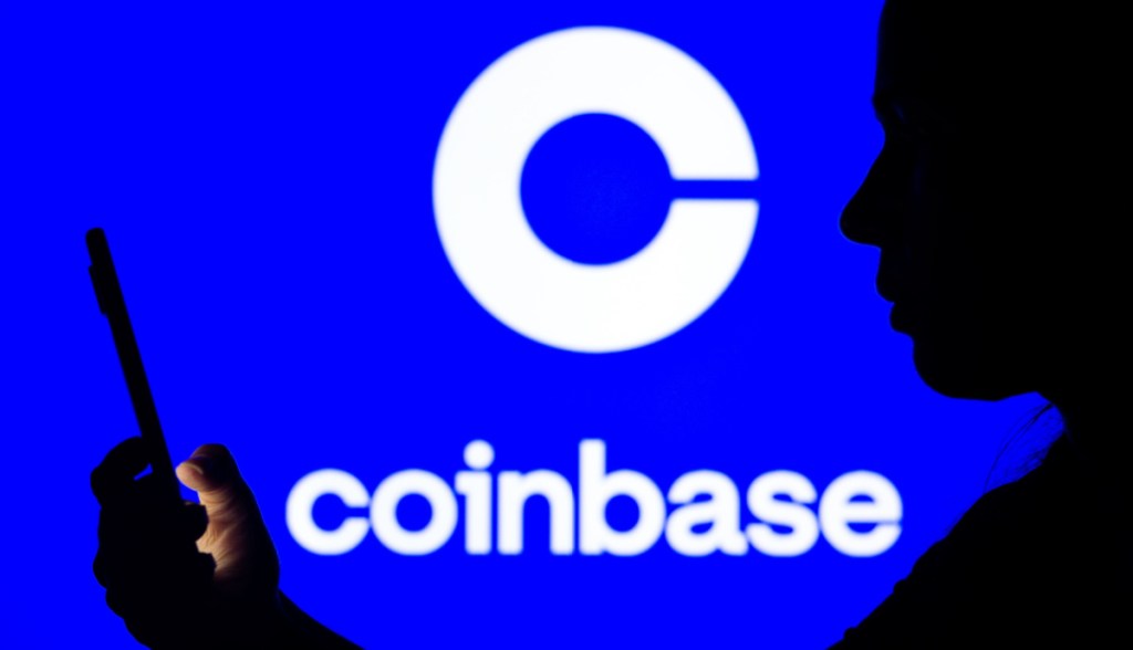 silhueta de homem com celular e logo da coinbase no fundo