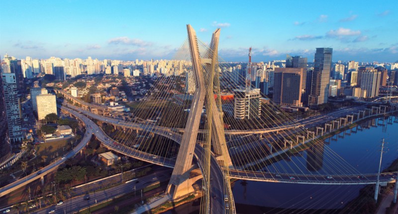 vista aérea da Ponte Estaiada em São Paulo