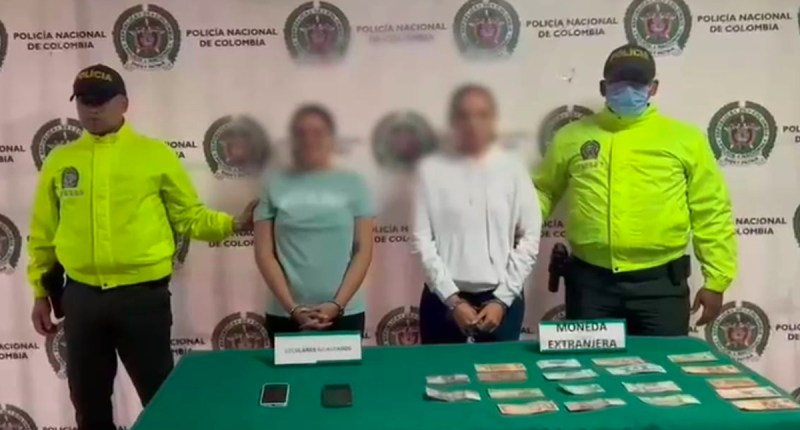 Polícia da Colômbia posa em foto com presas em Medellín