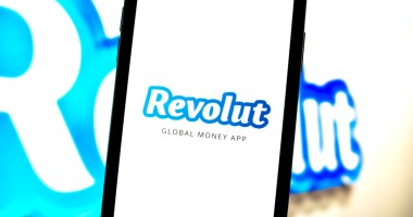 Celualr mostra logotipo da Revolut