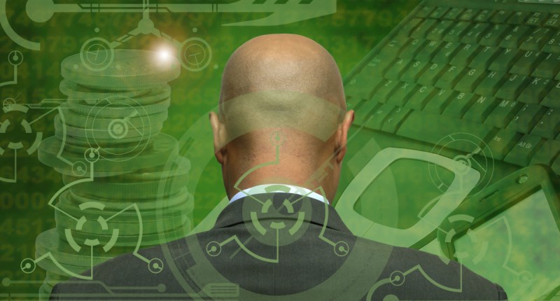 homem careca cabeça fundo verde