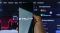 logo da wordcoin WLD em celular