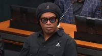 Ronaldinho Gaúcho de boina e camisa preta e óculos escuros na Câmara dos Deputados durante sessão da CPI das Pirâmides Financeiras