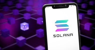 Celular mostra logotipo da Solana