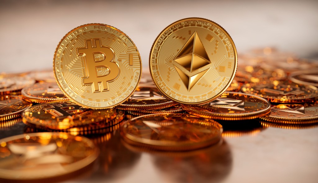 moedas ouradas de bitcoin e ethereum