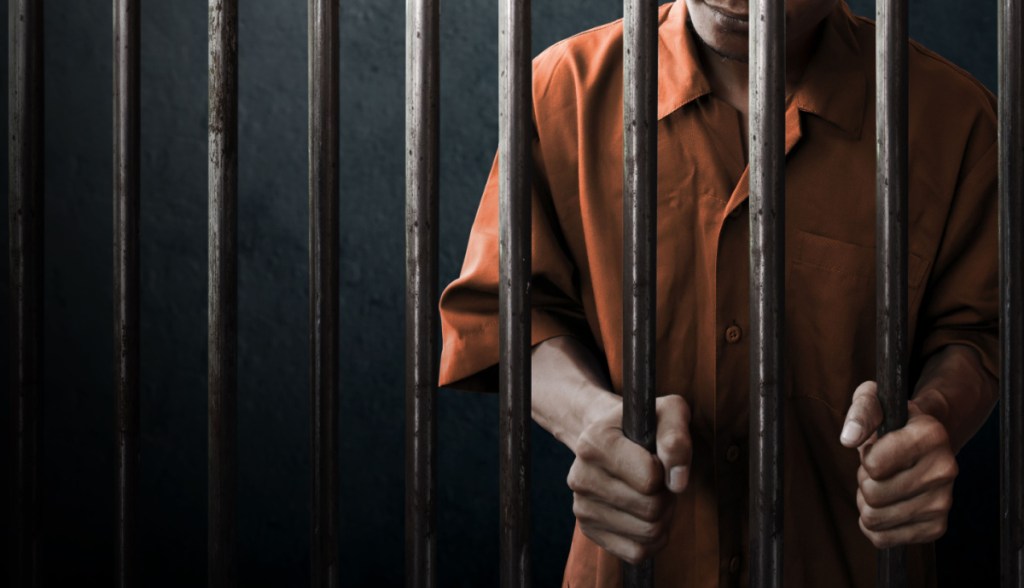 Imagem da matéria: Homem é preso nos EUA por promover pirâmide de criptomoedas divulgada por Chuck Norris