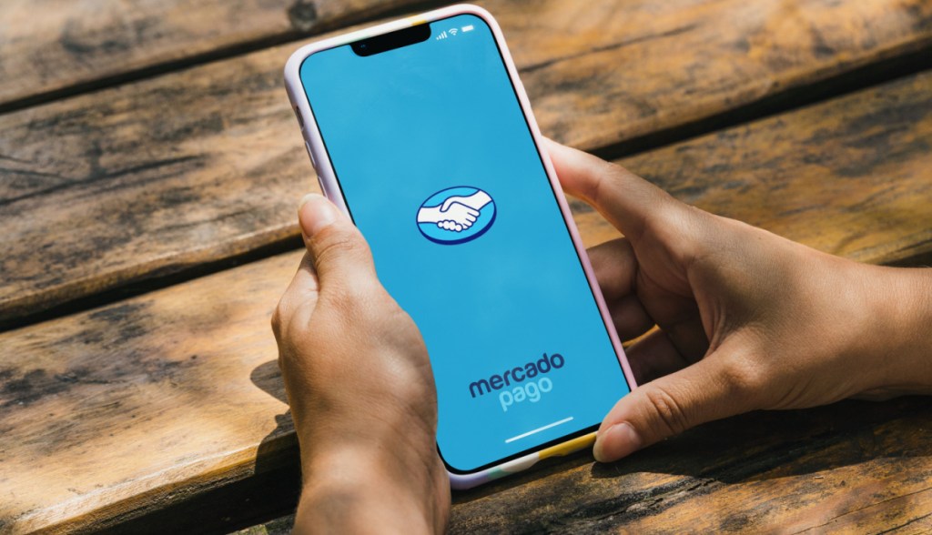logo do mercado pago em celular