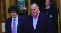 Fundador da FTX fora do Tribunal de Manhattan EUA
