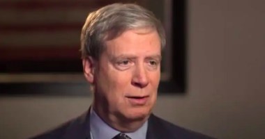 Stan Druckenmiller de terno marrom é fotografado durante entrevista