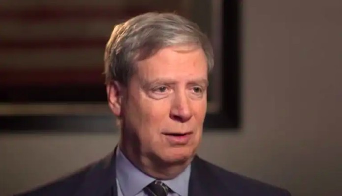 Stan Druckenmiller de terno marrom é fotografado durante entrevista