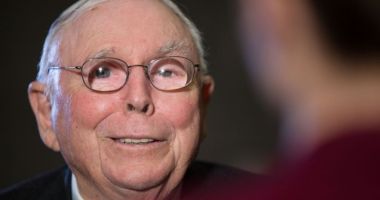 Imagem da matéria: Memecoin inspirada em Charlie Munger decola 31.000% após morte do bilionário