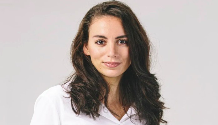 CEO interina da OpenAI, Mira Murati, posa para foto