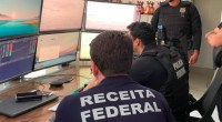 Agentes da PF e Receita cumprindo mandados de apreensão