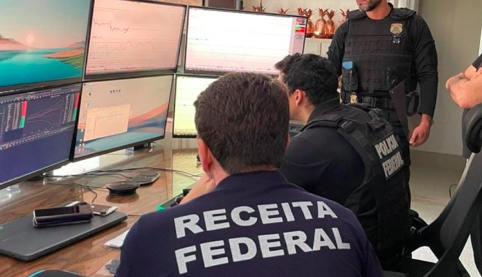 Agentes da PF e Receita cumprindo mandados de apreensão