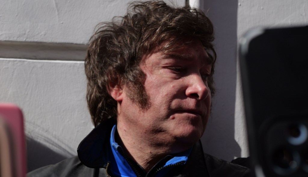 Imagem da matéria: Quem é Javier Milei? O novo presidente bitcoiner da Argentina