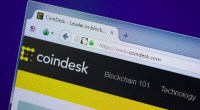 tela de laptopmostra logotipo do site Coindesk