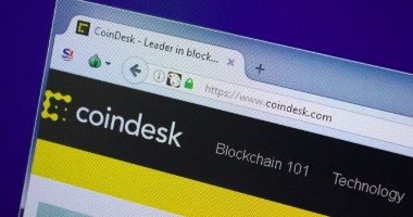 tela de laptopmostra logotipo do site Coindesk