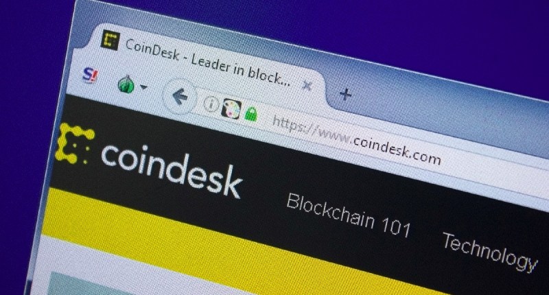 tela de laptopmostra logotipo do site Coindesk