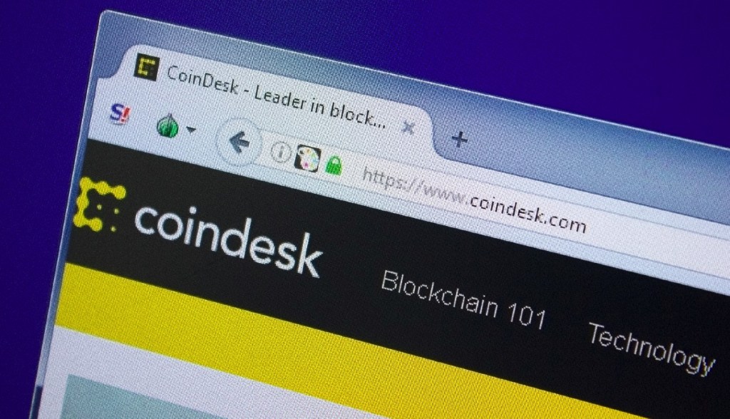 tela de laptopmostra logotipo do site Coindesk
