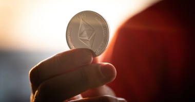 Imagem da matéria: Manhã Cripto: Ethereum (ETH) decola 10% com plano de ETF da BlackRock confirmado na Nasdaq