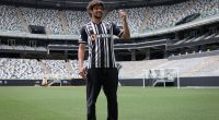 Gustavo Scarpa em um campo de futebol usando o uniforme do Atlético Mineiro