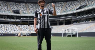 Gustavo Scarpa em um campo de futebol usando o uniforme do Atlético Mineiro