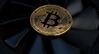 Moeda de Bitcoin em cima de cooler