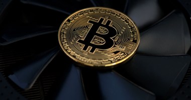 Moeda de Bitcoin em cima de cooler